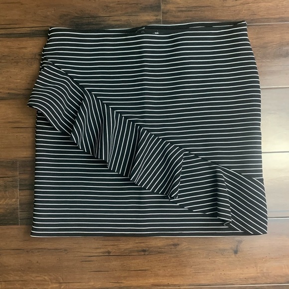 Zara Striped Ruffle Mini Skirt - Size M - Picture 2 of 5
